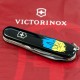 Ножи Victorinox Складной нож Victorinox SPARTAN UKRAINE Трезубец фигурный на фоне флага 1.3603.3_T1026u