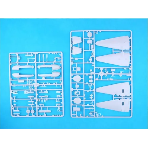 Авто-мото Разведывательный бомбардировщик Пе-2Р с бензозаправником БЗ-38 (UM108) Масштаб: 1:72