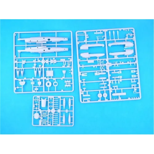 Авто-мото Разведывательный бомбардировщик Пе-2Р с бензозаправником БЗ-38 (UM108) Масштаб: 1:72