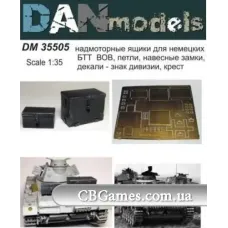 Надмоторные ящики для немецкой БТТ периода ВОВ, петли, навесные замки, декали - знак дивизии (DAN35505) Масштаб:  1:35