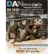 Немецкие танкисты. Эвакуация из подбитого танка. 1940-43 гг (DAN35101) Масштаб:  1:35