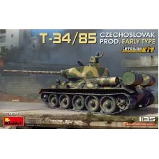 Танк Т-34-85 Чехословацкого производства, раннего типа с интерьером.