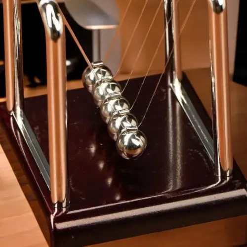 Приймачі рішень та антистреси Маятник Кулі Ньютона антистрес інерційні (18х18х15 см)пластик, метал, коричневі (DN19378N)