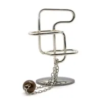 Головоломка металева на підставці "Кулька на ланцюжку" 11х13,5х5 см (DN25208)