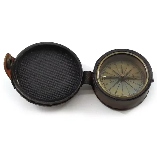 Компасы, лупы Компас безжидкостный брогнзовый в кожаном футляре "Dollond London" античный d-7 см h-3см (DN32256)