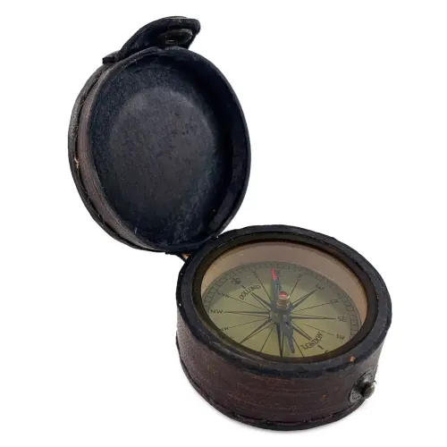 Компасы, лупы Компас безжидкостный брогнзовый в кожаном футляре "Dollond London" античный d-7 см h-3см (DN32256)