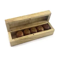 Набір ігральні кістки 21Х21Х21 мм 5 штук рожеве дерево, латунні крапки у дерев'яному футлярі 13,7х4х4 см (DN34839)