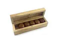 Набір ігральні кістки 21Х21Х21 мм 5 штук рожеве дерево, латунні крапки у дерев'яному футлярі 13,7х4х4 см (DN34839)