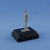 Смоляная фигура: Юрий Гагарин на деревянной подставке