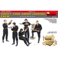 Танковый экипаж за погрузкой снарядов