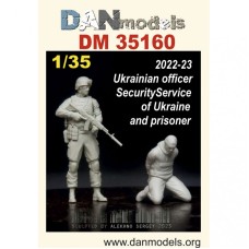 Украинский офицер Службы безопасности Украины и пленный