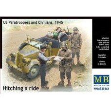 Американские десантники и гражданские лица, 1945