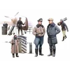 Німецькі пілоти та наземний перс. Люфтваффе II CВ у зимовій уніформі