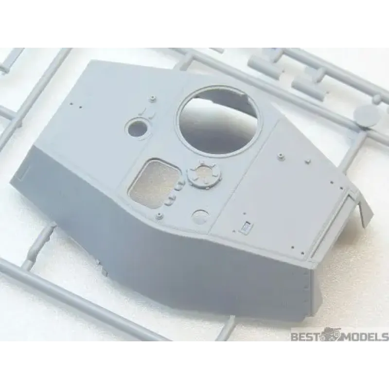 Немецкий тяжелый танк Pz.Kpfw.VI Ausf.B "Королевский Тигр" с башней Henschel, позднее производство (ICM 35363)