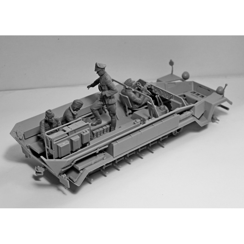 Збірна модель 1:35 екіпаж німецької командної машини (1939-1942) ICM35644
