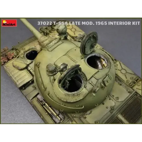 Бронетехника и артиллерия Средний танк Т-55А образца 1965 г., поздний с интерьером 1:35