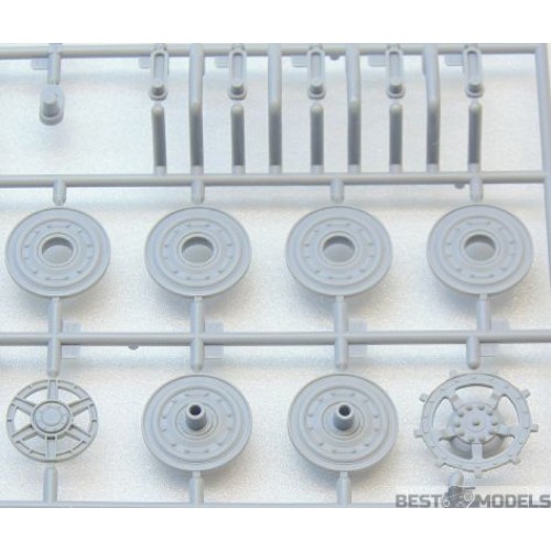 Бронетехника и артиллерия Немецкий тяжелый танк Pz.Kpfw.VI Ausf.B "Королевский Тигр" с башней Henschel, позднее производство (ICM 35363)