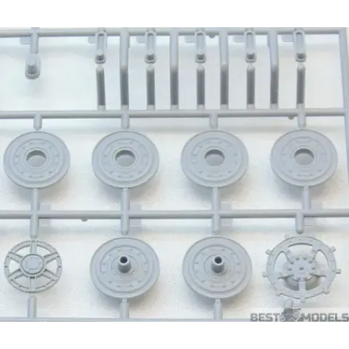 Бронетехника и артиллерия Немецкий тяжелый танк Pz.Kpfw.VI Ausf.B "Королевский Тигр" с башней Henschel, позднее производство (ICM 35363)