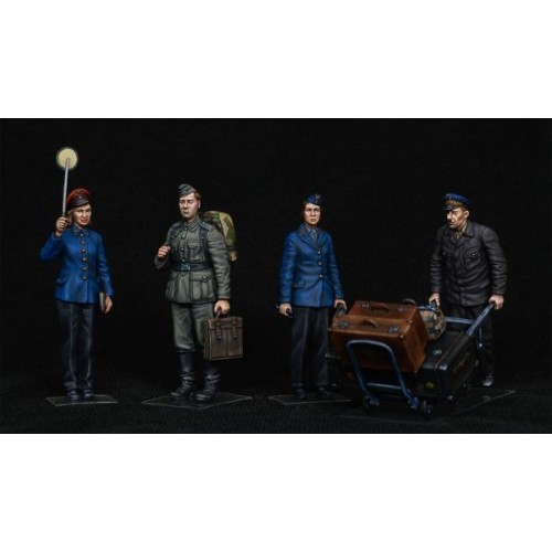Фигуры и миниатюры Сборная модель 1:35 Фигуры персонал немецкой железнодорожной станции 1930-40г. Миниарт 38010