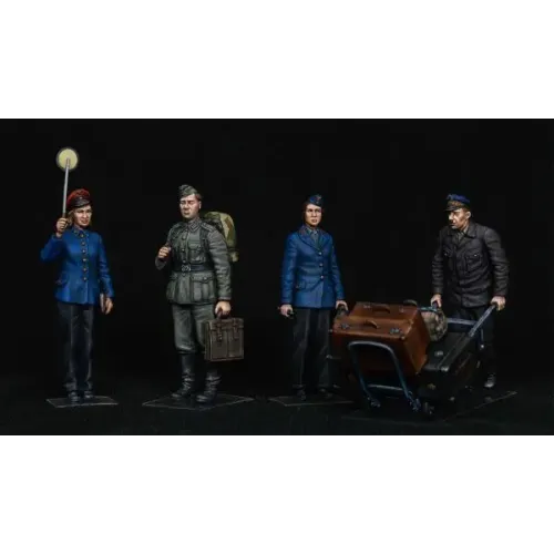 Фігури та мініатюри Збірна модель 1:35 Фігури персонал німецької залізничної станції 1930-40р. Мініарт 38010