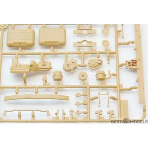 Авто-мото Сборная модель 1:35 Советский автомобиль технической помощи ЗИЛ-131 ICM 35518