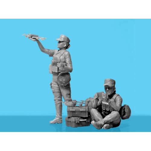 Фигуры и миниатюры Сборная модель 1:35 фигуры женщины-военнослужащие ВСУ "FPV - Дрон" ICM 35755