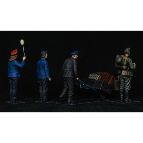 Фигуры и миниатюры Сборная модель 1:35 Фигуры персонал немецкой железнодорожной станции 1930-40г. Миниарт 38010