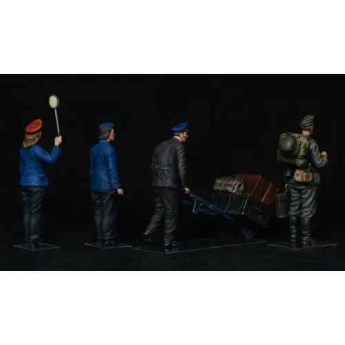 Фігури та мініатюри Збірна модель 1:35 Фігури персонал німецької залізничної станції 1930-40р. Мініарт 38010