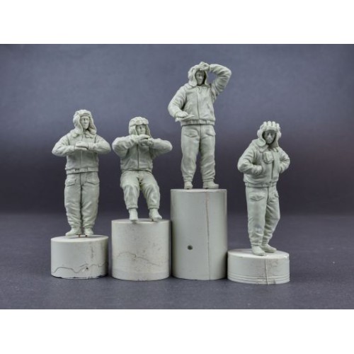 Фигуры и миниатюры Сборная модель 1:35 Фигуры советский танковый экипаж (Зимняя униформа) 1970-80г. Миниарт 37063