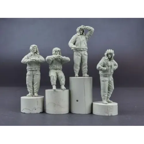 Фігури та мініатюри Збірна модель 1:35 Фігури радянський танковий екіпаж (Зимова уніформа) 1970-80р. Miniart 37063