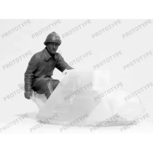 Бронетехніка та артилерія Збірна модель 1:35 Танк FCM 36 з французьким танковим екіпажем ICM 35338