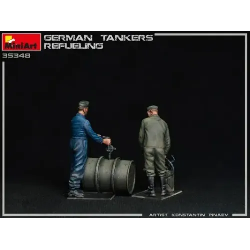 Фігури та мініатюри Збірна модель 1:35 Фігури Німецький танковий екіпаж, що заправляє паливо MiniArt 35348