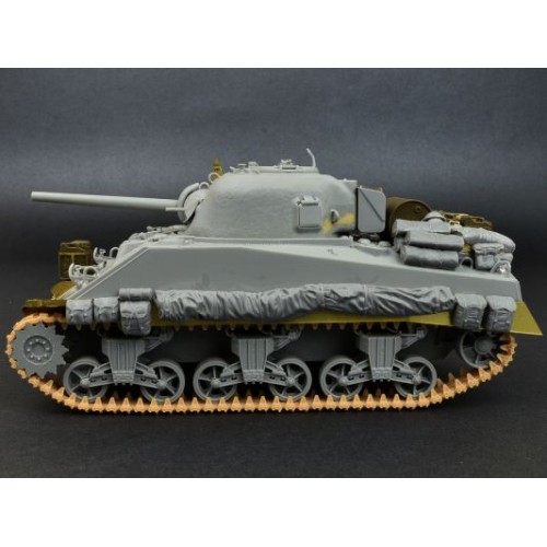 Бронетехника и артиллерия Сборная модель 1:35 Британские Рюкзаки, Сумки и Сложенный брезент 2МВ МиниАрт 35599