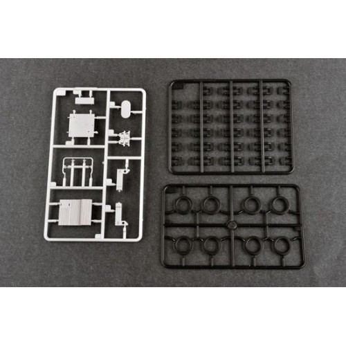 Бронетехніка та артилерія Збірна модель 1:35 Американська ракетна система залпового вогню M270:A1 Trumpeter 01047