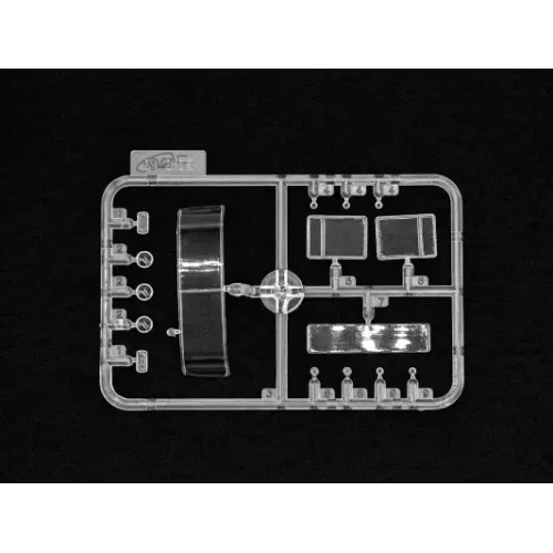 Бронетехніка та артилерія Збірна модель 1:35 Радянський армійський вантажний автомобіль ЗіЛ-131 ICM 35515