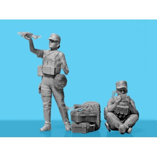 Фигуры и миниатюры Сборная модель 1:35 фигуры женщины-военнослужащие ВСУ "FPV - Дрон" ICM 35755