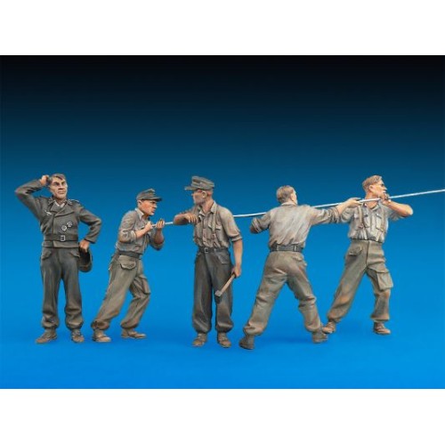 Фигуры и миниатюры Сборная модель 1:35 Фигуры немецкий танковый экипажей за работой. специальное издание Миниарт 35285