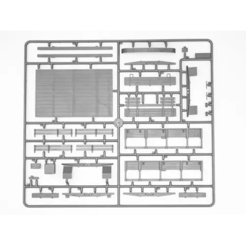 Бронетехніка та артилерія Збірна модель 1:35 Радянський армійський вантажний автомобіль ЗіЛ-131 ICM 35515