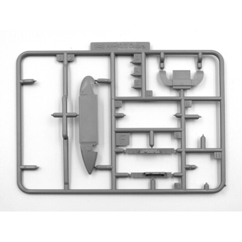 Вертолёты Сборная модель 1:48 Вертолет AH-1G Кобра и аэродромное покрытие США M8A1 ICM 48298