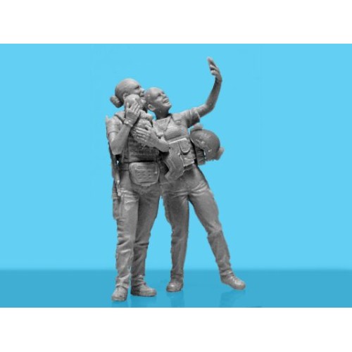 Фигуры и миниатюры Сборная модель 1:35 фигуры женщины-военнослужащие ВСУ "FPV - Дрон" ICM 35755