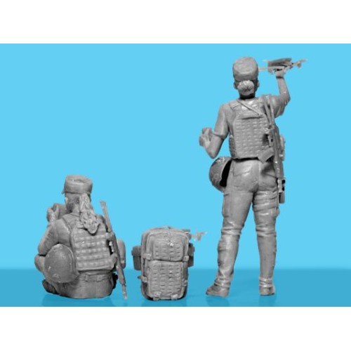 Фигуры и миниатюры Сборная модель 1:35 фигуры женщины-военнослужащие ВСУ "FPV - Дрон" ICM 35755