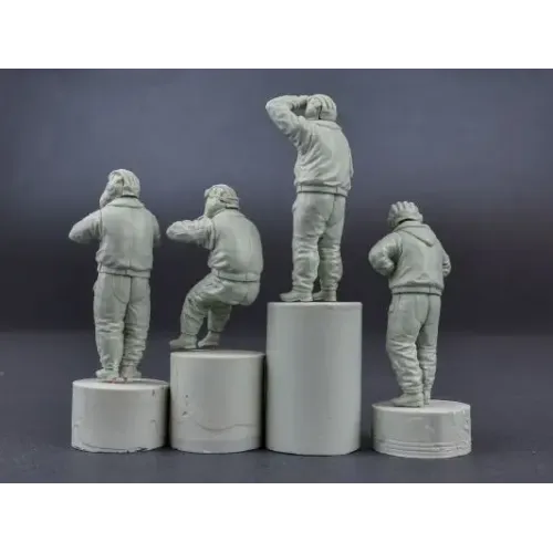 Фігури та мініатюри Збірна модель 1:35 Фігури радянський танковий екіпаж (Зимова уніформа) 1970-80р. Miniart 37063