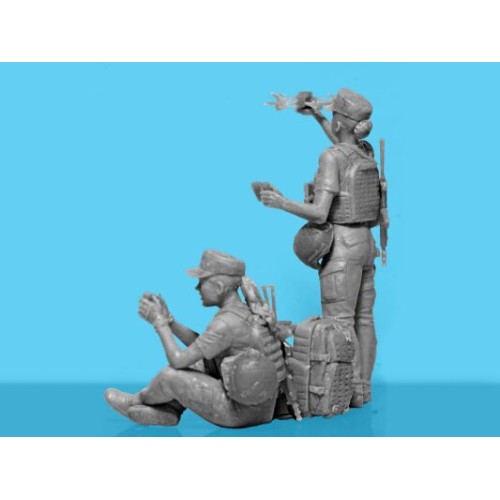 Фигуры и миниатюры Сборная модель 1:35 фигуры женщины-военнослужащие ВСУ "FPV - Дрон" ICM 35755