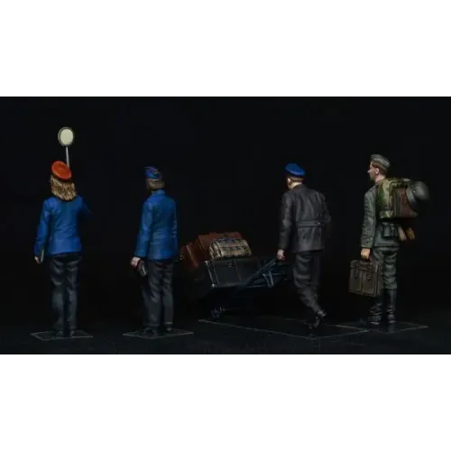 Фігури та мініатюри Збірна модель 1:35 Фігури персонал німецької залізничної станції 1930-40р. Мініарт 38010