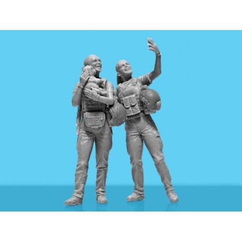 Фигуры и миниатюры Сборная модель 1:35 фигуры женщины-военнослужащие ВСУ "FPV - Дрон" ICM 35755