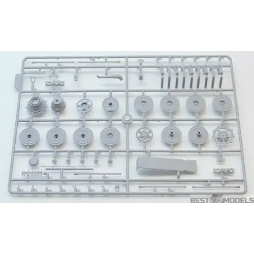 Бронетехника и артиллерия Немецкий тяжелый танк Pz.Kpfw.VI Ausf.B "Королевский Тигр" с башней Henschel, позднее производство (ICM 35363)