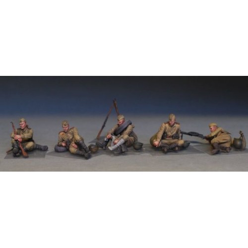 Фигуры и миниатюры Сборная модель 1:35 Фигуры советские солдаты на отдыхе Миниарт 35233