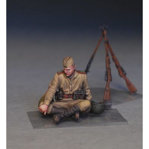 Фигуры и миниатюры Сборная модель 1:35 Фигуры советские солдаты на отдыхе Миниарт 35233