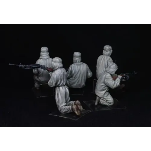 Фигуры и миниатюры Сборная модель 1:35 Фигуры советская штурмовая пехота в зимних камуфляжах Миниарт 35226