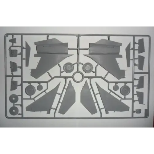 Збірна модель літака Збірна модель 1:48 радянського літака-розвідника МіГ-25 РБТ, ICM48901 1:48